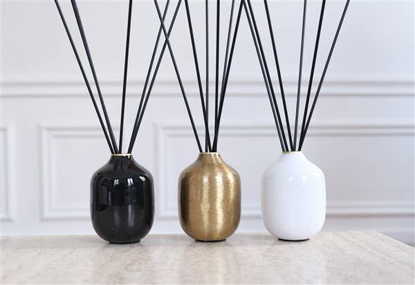 Petit Vase Blanc pour bouquet parfumé: trois vases miniatures en noir, or et blanc avec des relishiers sticks parfumés.