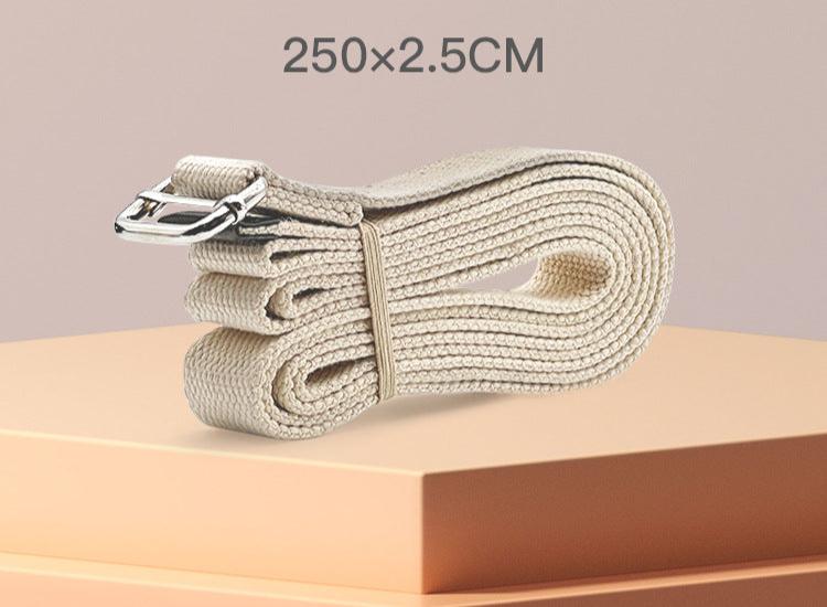 Ceinture de résistance pour yoga et étirements sportifs, couleur beige, pliée sur un support, boucle métallique. 250×2.5 cm.