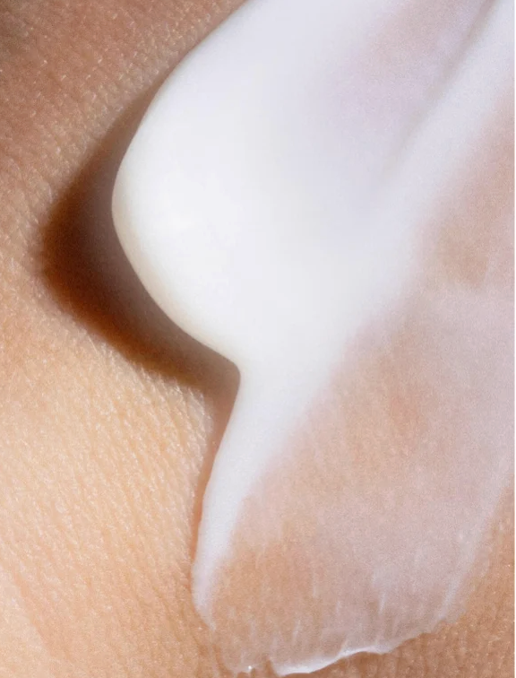 Texture veloutée crème anti-âge homme Devoghe – absorption rapide fini confortable