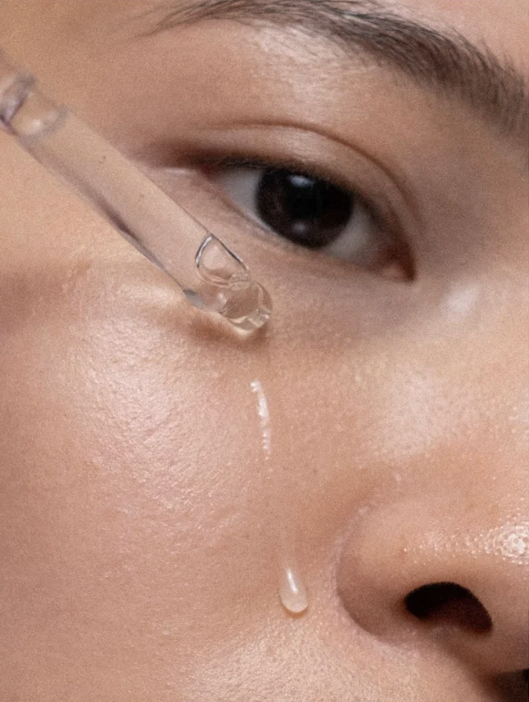 alt="texture gelée transparente du sérum prébiotique enrichi en acide hyaluronique"