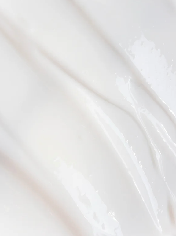 Crème hydratante pour peaux sensibles sans parfum illuminée, texture lisse et crémeuse blanc argenté