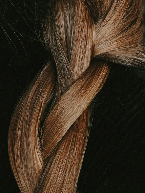 alt="cheveux brillants et renforcés après l’utilisation de l’huile au romarin"