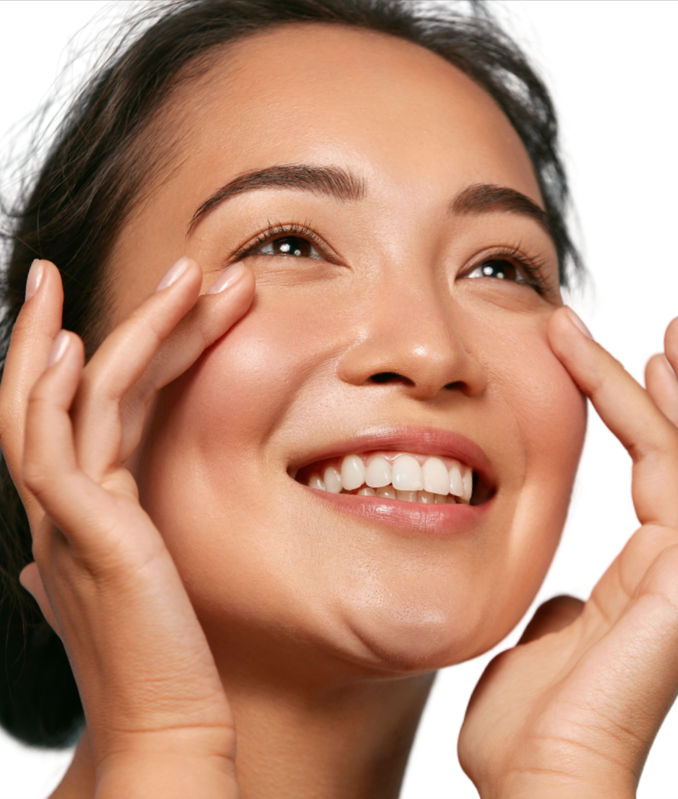Je visage souriant, femme touchant ses paupières, illustration douce liée à la routine de soin pour restaurer la barrière cutanée. Comment restaurer la barrière cutanée.