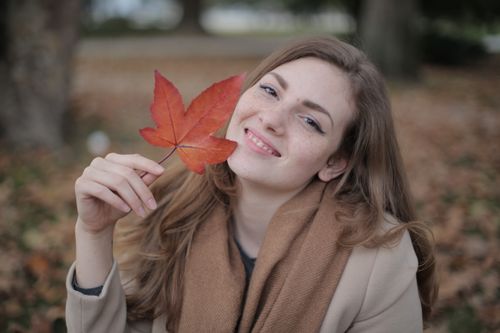 Automne et peau : pourquoi ses besoins changent-ils avec la saison ?
