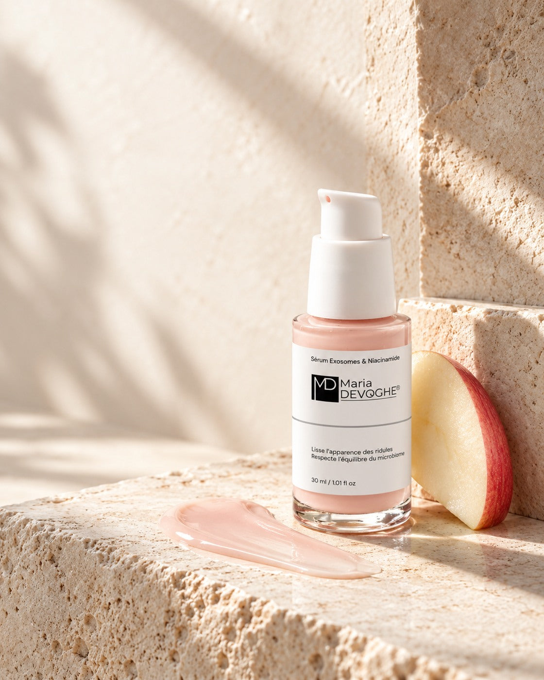 Sérum Exosomes & Niacinamide Maria Devoghe, texture rosée et pomme dans un univers minéral Image