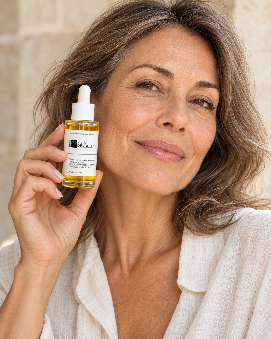 Sérum huileux naturel au Bakuchiol - Lisse et stimule l’éclat — une femme présente le produit Image