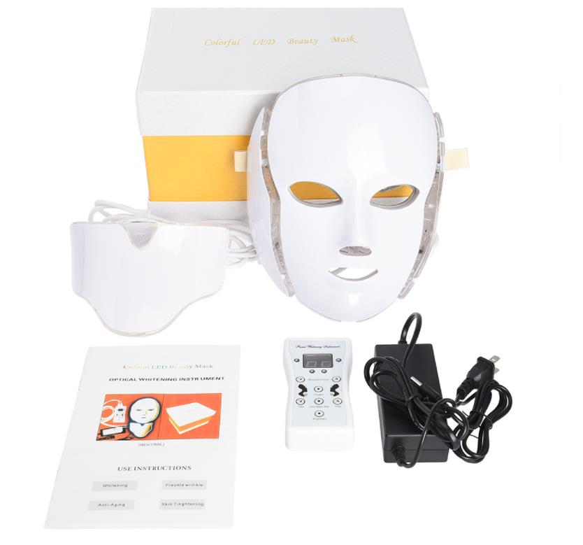 Masque LED pour le visage et le cou avec boîte, câbles, manuel et d'autres accessoires visibles.