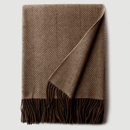Plaid en cachemire Anatole marron à motif chevrons avec franges, texture douce et chaude.