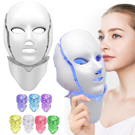 Masque LED pour le visage et le cou, version claire et version avec lumière bleu, porté près du visage par une femme.