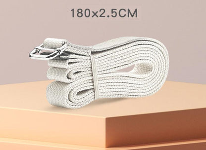Sangle de résistance blanche pour yoga et étirements, pliée sur une base beige avec boucle métallique et dimensions 180×2.5 cm.