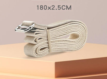 Ceinture élastique beige résistante pour yoga et étirements, pliée sur une surface, avec boucle métallique et dimensions 180 x 2,5 cm.