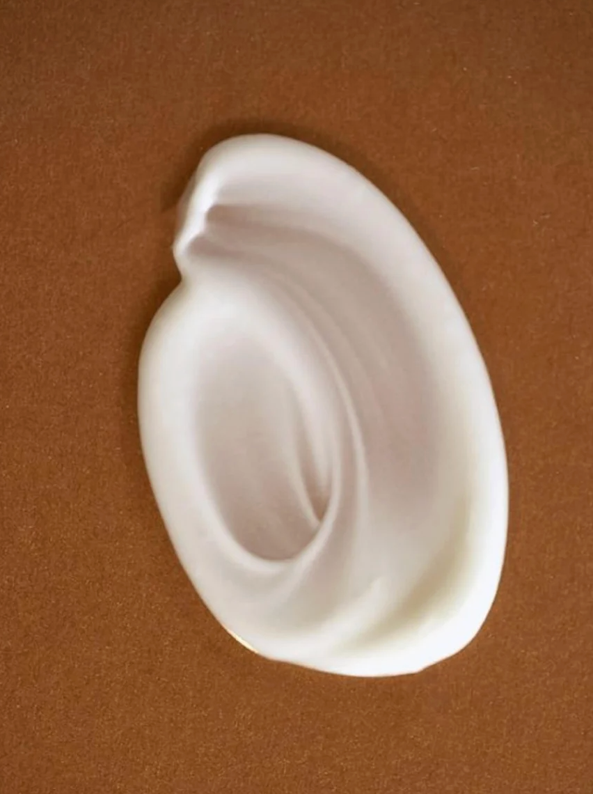 alt="texture veloutée de la crème visage homme à l’acide hyaluronique, absorption rapide"
