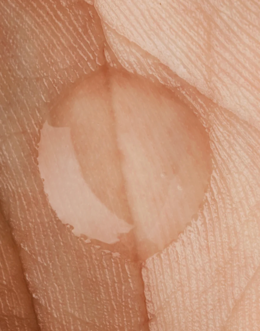 Gel hydratant translucide sur peau, texture lisse et repulpée avec une sensation légère.