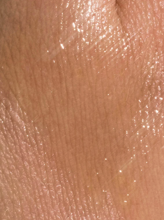 alt="texture d’huile visage nourrissante bio – éclat et confort intense"