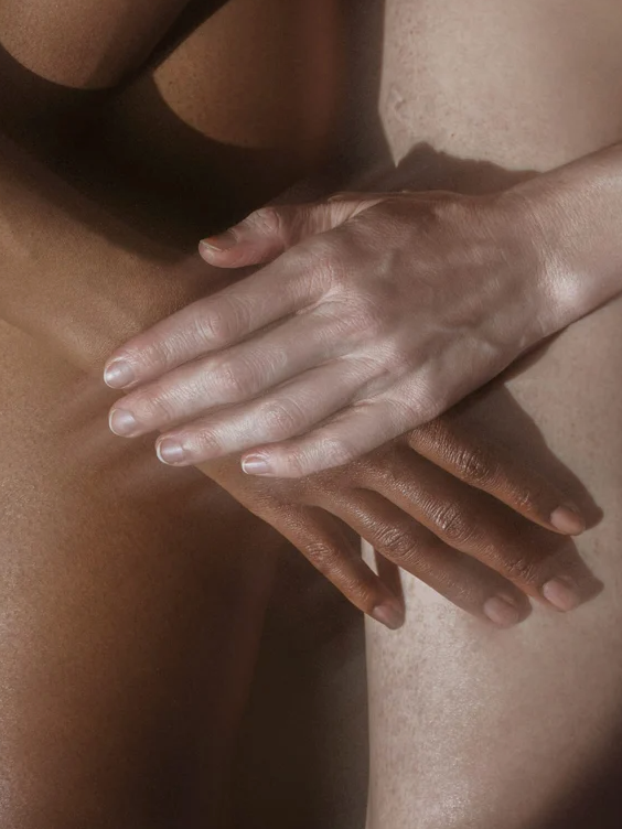 alt="peau du corps douce et confortable après application de la crème hydratante à l’urée"