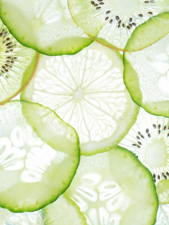 alt="crème corps hydratante mise en scène dans un décor frais et naturel"