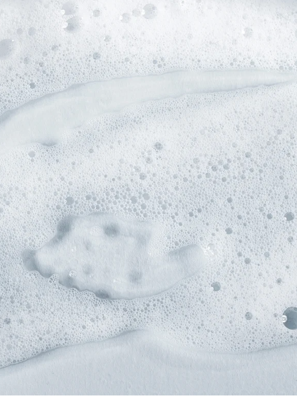 alt="texture de gel fluide du gel douche hydratant respectueux de la barrière cutanée"