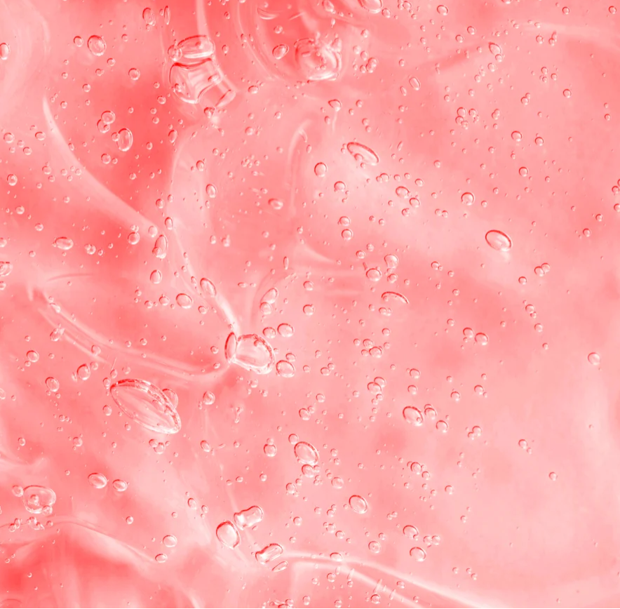 alt="texture gel rosée du nettoyant visage qui se transforme en mousse douce"