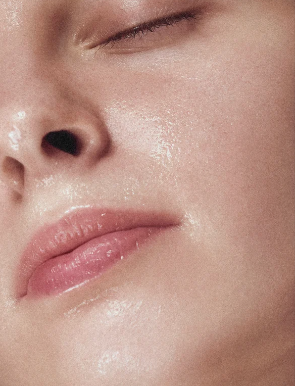 Application lotion tonique glycolique Devoghe – routine soir pour peau lisse et lumineuse