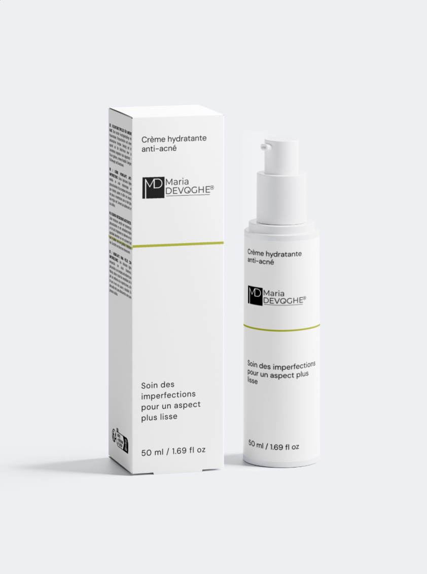 Flacon pompe blanc et boîte du produit Crème hydratante anti-acné Maria Devoghe, packaging minimaliste avec texte descriptif.