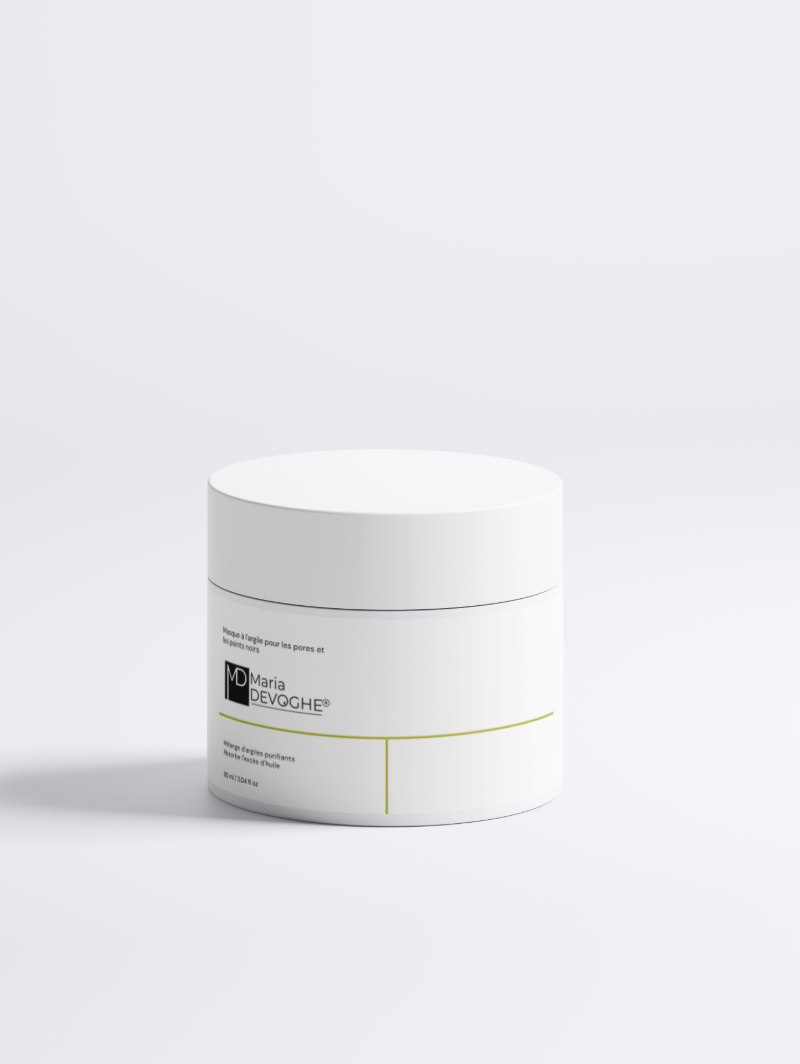 Masque à l’argile pour les pores dilatés et les points noirs, pot blanc minimaliste posé sur fond blanc.