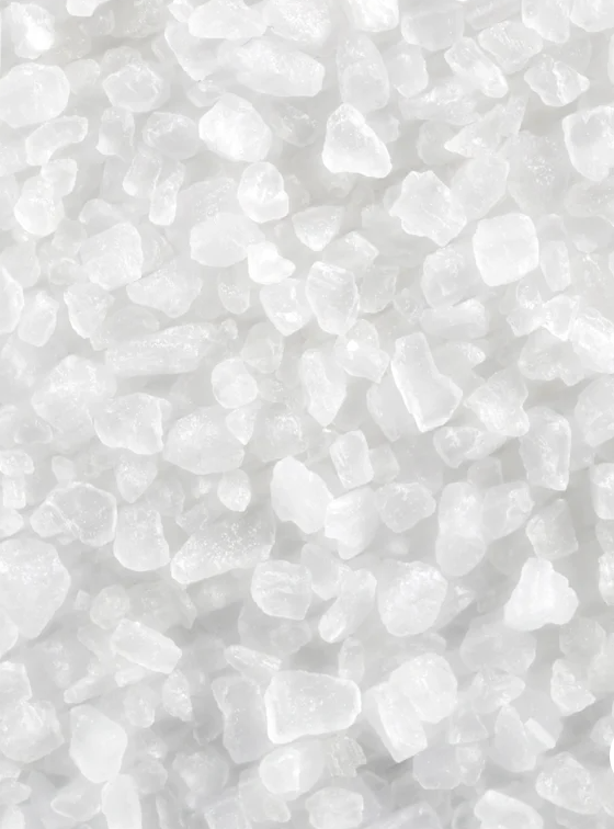 Poudre blanche de sel gemme ou cristaux, altérant l’apparence des pores et des points noirs pour masque à l’argile.
