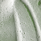 Mousse fouettée verte et blanche, texture épaisse et effervescente, idéale pour un nettoyant visage purifiant anti-acné.