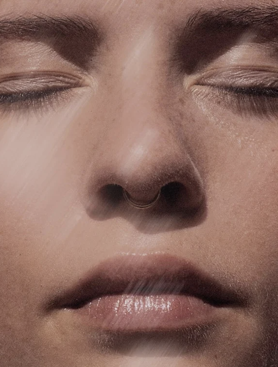 Crème solaire SPF30 teintée appliquée sur un visage ferme et éclairé, peau satinée et naturelle.