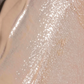 Crème solaire SPF30 teintée, texture fluide et couvrante appliquée sur la peau, couleur beige légèrement rosée.