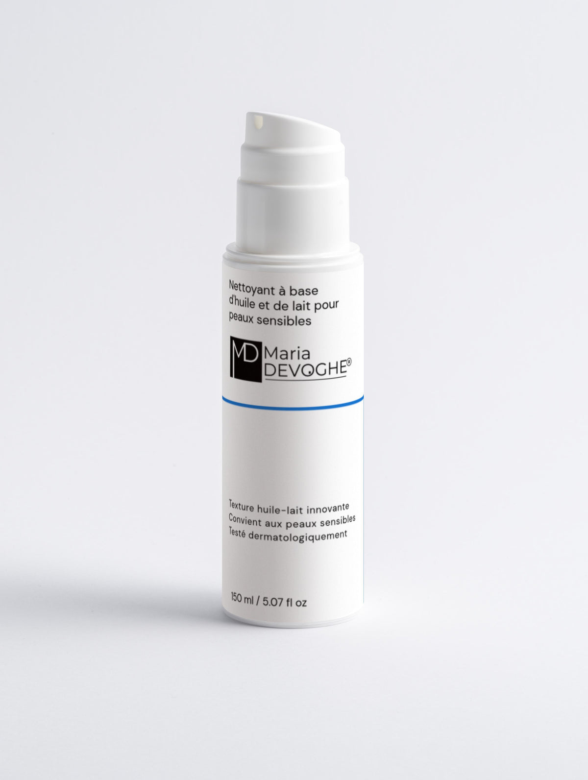 Flacon pompe de Nettoyant à base d'huile et de lait pour peaux sensibles de Maria Devoghe, design blanc minimaliste avec étiquette.