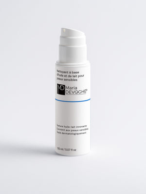 Flacon pompe de Nettoyant à base d'huile et de lait pour peaux sensibles de Maria Devoghe, design blanc minimaliste avec étiquette.