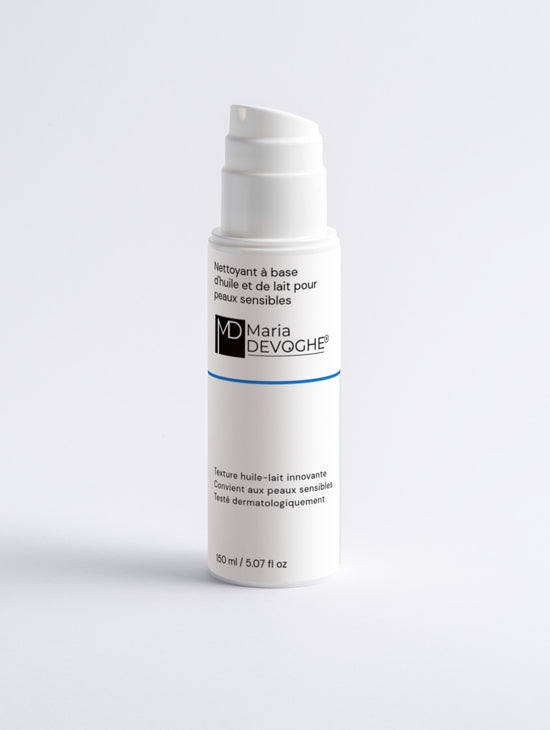 Flacon pompe de Nettoyant à base d'huile et de lait pour peaux sensibles de Maria Devoghe, design blanc minimaliste avec étiquette.