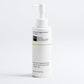 Nettoyant visage purifiant anti-acné en flacon pompe blanc, texte lisible et ligne verte décorative.