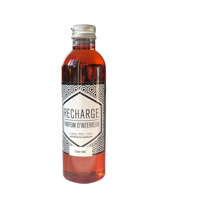 Recharge parfum d’intérieur 200ml – Ylang & Tiaré, bouteille en verre orange avec étiquette motif géométrique et bouchon métallique.