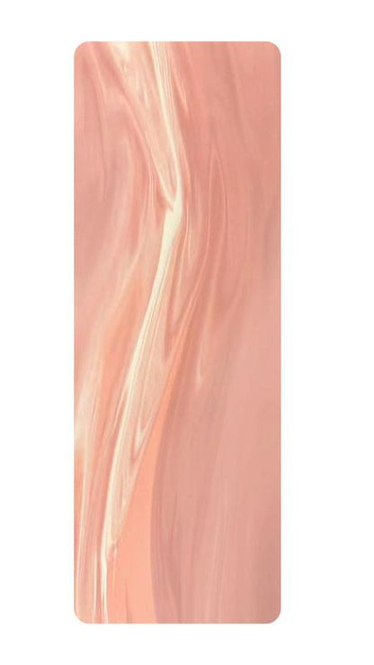Tapis de yoga ou de fitness couleur rose poudré avec motif marbré et bords arrondis, illustration d’un tapis flexible.