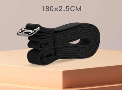 Ceinture résistante noire pour yoga et étirements, pliée sur une plateforme beige avec boucle métallique, dimensions 180×2,5 cm.