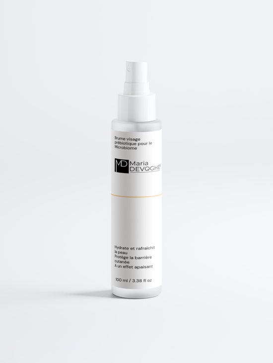 Brume visage prébiotique pour le microbiome – flacon spray blanc élégant avec étiquette minimaliste, hydratation et barrière cutanée.